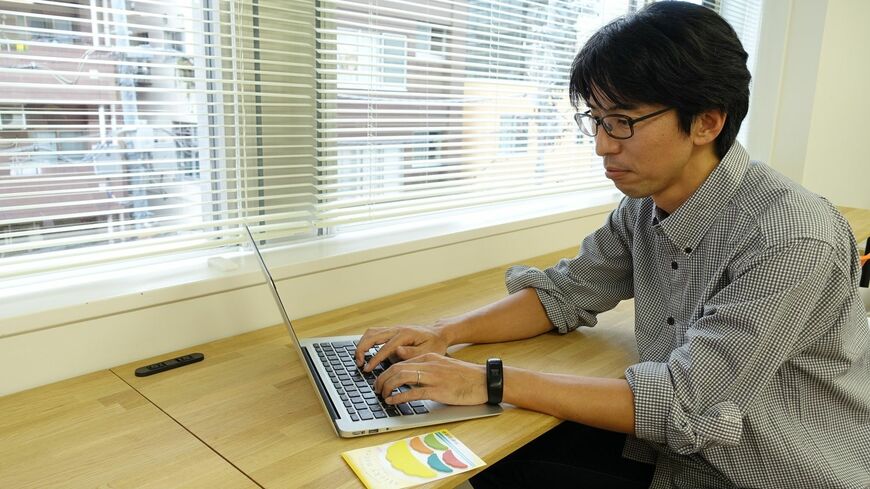 年間300軒分の餃子を食べるのに、痩せ型体型を維持している筆者（51歳）。仕事柄会食も多め、なのになぜ太っていないのか（写真：筆者提供）