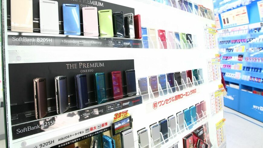 日本の携帯売り場もかつては「折りたたみ」が主役だった。写真は2007年の家電量販店（撮影：尾形文繁）