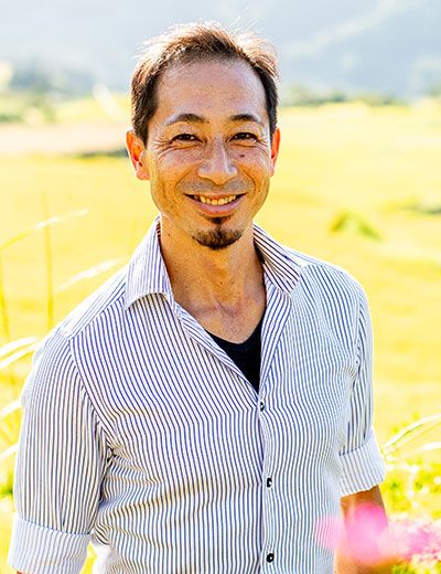 鈴木大裕（すずき・だいゆう）教育研究者／土佐町議会議員16歳で単身渡米し、スタンフォード大学大学院修了後に千葉市で中学校の教員を6年半勤める。再渡米してコロンビア大学大学院博士課程で学び、人口4000人弱の高知県土佐町へ移住。2019年に町議会議員に立候補して以来、2期連続トップ当選。教育を通した町おこしを目指しつつ、執筆や講演活動を行っている。著書に『崩壊するアメリカの公教育：日本への警告』（岩波書店）、『崩壊する日本の公教育』（集英社新書）（写真：本人提供）