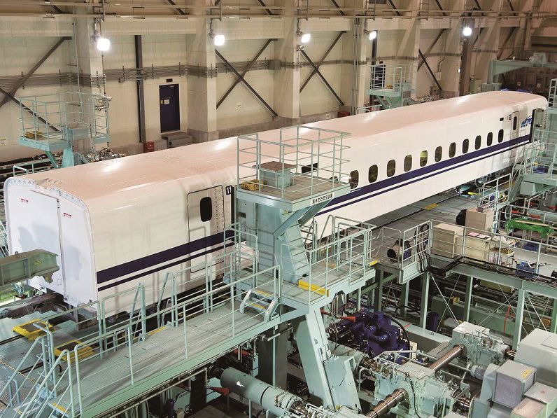 JR東海・小牧研究施設の車両走行試験装置。実際の車両の振動を再現することができる（写真：JR東海）