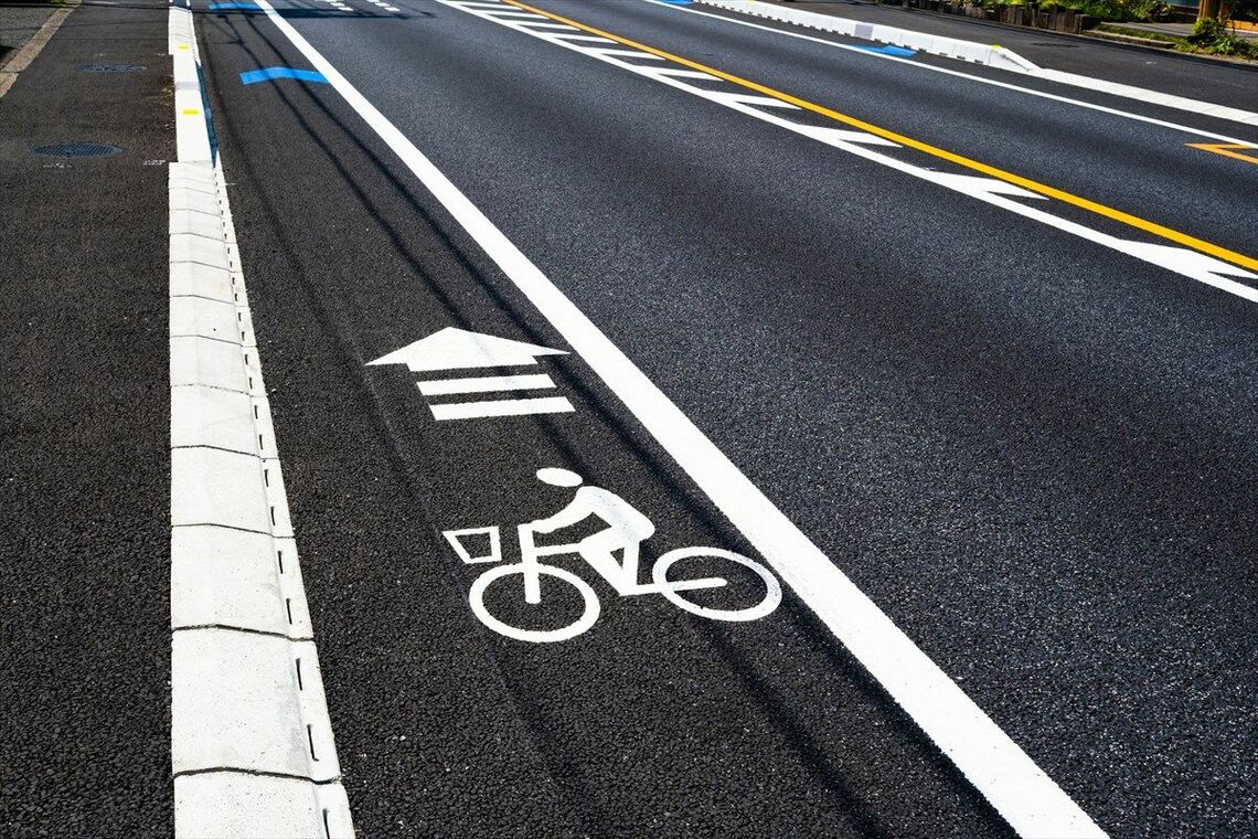 普通自転車専用通行帯の一例（写真：G-item / PIXTA）