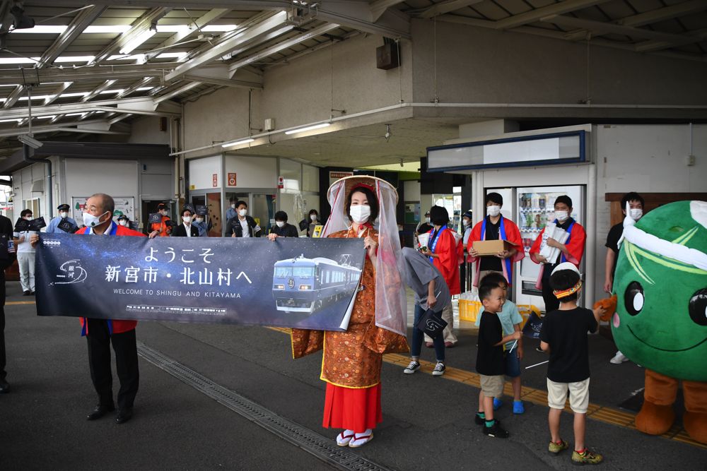 終点新宮駅ホームでの出迎え。コンコースで地酒も振る舞われる（記者撮影）