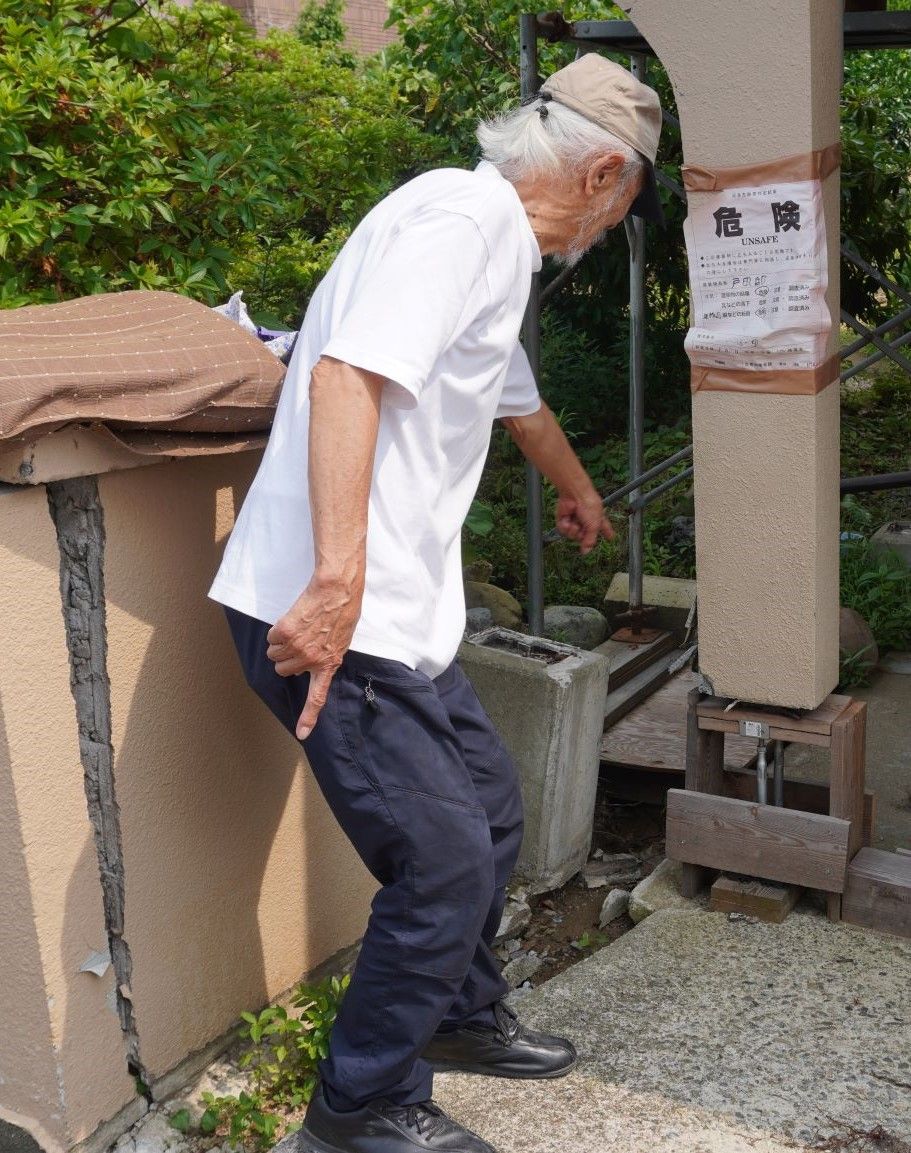 自宅の被害状況について説明する戸田清美さん（撮影：筆者）