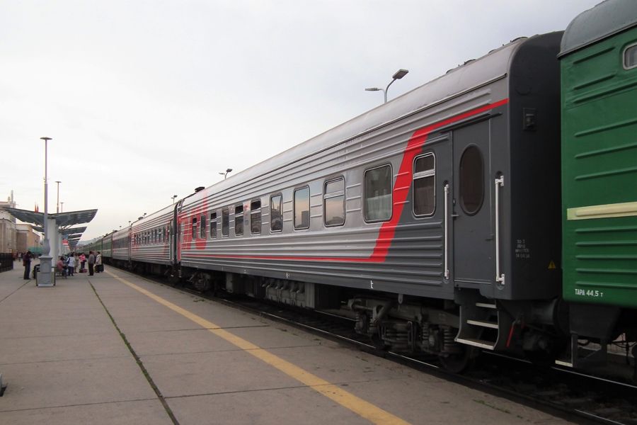 ウランバートルーイルクーツク間の国際列車にはロシアの寝台車2両連結（写真：谷川一巳）