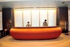 2階にはフロントや講堂（カンファレンス）がある