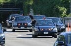 総理大臣の車列。3台の警護車が付いて警護に当たる。