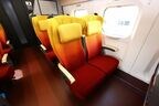 座席は黄色から紅色へのグラデーションカラーだ