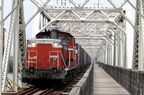 城東貨物線の赤川鉄橋を行くDD51