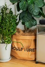 トートバッグなど、鉢カバーにはインテリアに合うものを