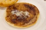 焼きシナモンフォッカチオは、オリーブオイルではなくバター入り。シナモンとバターの香りの相性は抜群（筆者撮影）