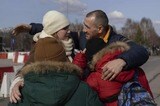 ポーランドで家族を迎えるウクライナ人男性（写真：Maciek Nabrdalik／The New York Times）