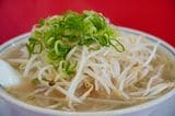 そびえ立つモヤシ・マウンテン。「野菜多め」でさらに高い標高にしてくれる