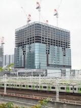 東京総合車両センターと建設中の「大井町トラックス」のビル（記者撮影）