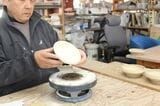 猫用の食器を手がける磁器職人（写真：クロス・クローバー・ジャパン）