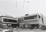 1975年当時の志木駅南口。現存しない東武ストア志木店のオープン当初の様子（提供：東武博物館）