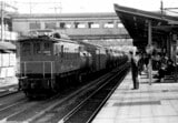 スイス・ブラウンボベリ製のE51形が牽く貨物列車が所沢駅を通過する（撮影：南正時）