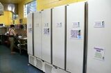 冷蔵庫が一週間分あり、古いものから処分していくシステムも（オーストラリア）（写真：谷川一巳）
