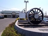 多度津駅前にある鉄道開業の碑と動輪（撮影：南正時）