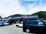 お昼に近づくにつれ、車がどんどんやってくる（筆者撮影）