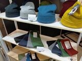 500円前後で販売されている帽子とネックウォーマー（著者撮影）