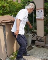 自宅の被害状況について説明する戸田清美さん（撮影：筆者）