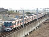 みらい平駅付近を走るTX2000系（記者撮影）