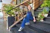 以前のレストランでは白いコックコートを着ていた有里さん。今はジーンズにエプロン、バンダナのカジュアルなスタイルに（筆者撮影）