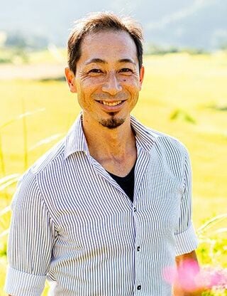鈴木大裕（すずき・だいゆう）教育研究者／土佐町議会議員16歳で単身渡米し、スタンフォード大学大学院修了後に千葉市で中学校の教員を6年半勤める。再渡米してコロンビア大学大学院博士課程で学び、人口4000人弱の高知県土佐町へ移住。2019年に町議会議員に立候補して以来、2期連続トップ当選。教育を通した町おこしを目指しつつ、執筆や講演活動を行っている。著書に『崩壊するアメリカの公教育：日本への警告』（岩波書店）、『崩壊する日本の公教育』（集英社新書）（写真：本人提供）