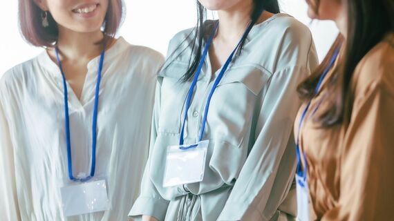 談笑する3人の女性