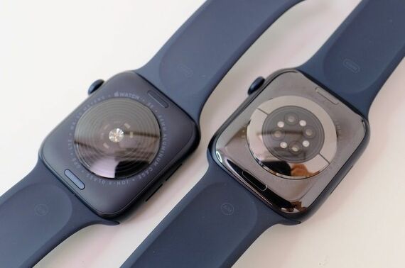 Apple Watch SE（左）とSeries 8（右）