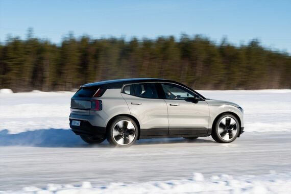 グレー（ヴェイパーグレー）がツインモーター仕様（写真：Volvo Cars）