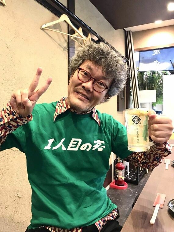 2024年11月11日、15時にオープンした寿司酒場「丸福」三条店の1人目の客になった涌井さん。Tシャツは知り合いから「『1人目の客』って書いたTシャツを着て行ったら面白いんじゃないか」と提案され、自作した(写真:涌井さん提供)