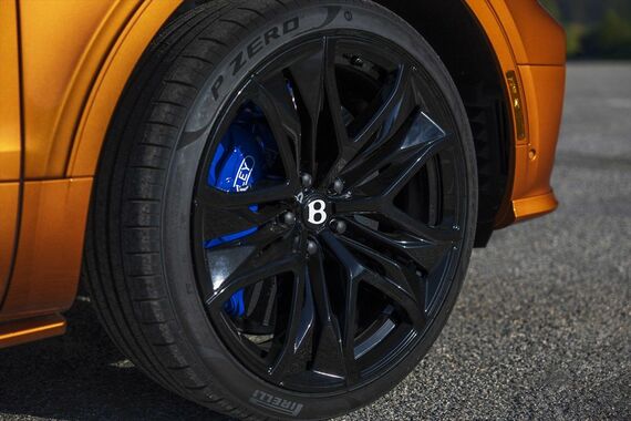 試乗した車両はオプションとなる23インチホイールとカーボンセラミックブレーキを装着(写真:Bentley Motors)