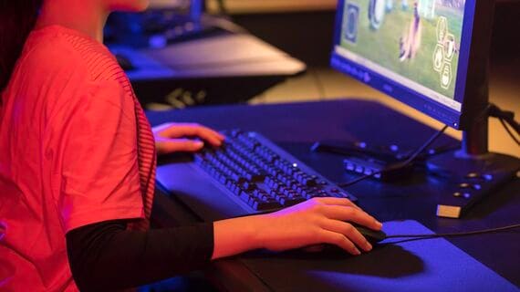 ゲームをする女の子手元