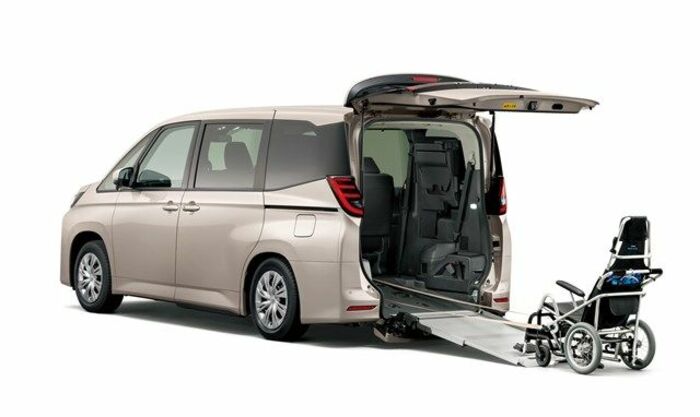 トヨタのノア・ウェルキャブ車いす仕様車“タイプⅡ(サードシート付)”(写真:トヨタ自動車)