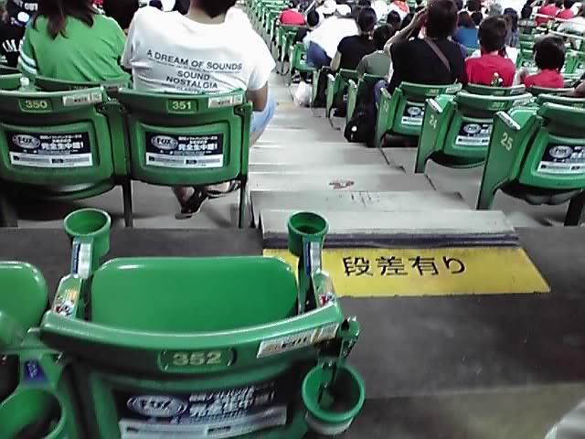 通路に面した席のカップホルダーは肘掛けに付いている