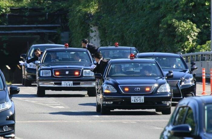 総理大臣の車列。3台の警護車が付いて警護に当たる。