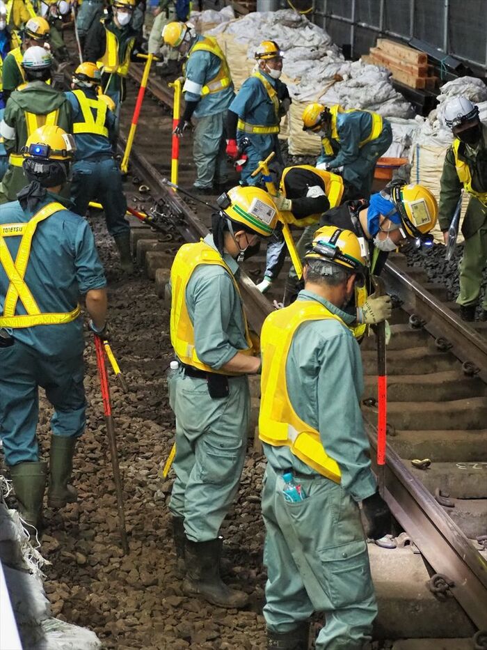 ホームの端から離れた線路。この後ホームを拡げる