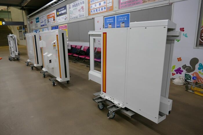 梱包を解かれ取り付け作業を待つホームドア