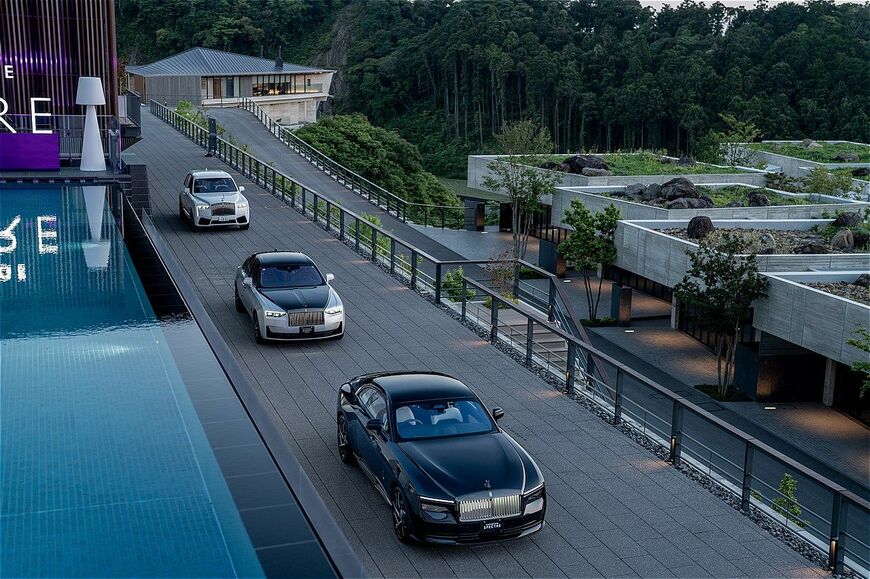 「ブラック・ブラック・バッジ・スペクター」「ブラック・バッジ・ゴースト・シリーズⅡ」「ブラック・バッジ・カリナン・シリーズⅡ」の3台（写真：ロールス・ロイス・モーター・カーズ）