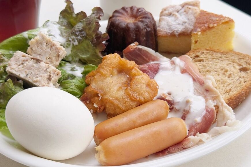 ビュッフェ再開で、レギュラーメニューに唐揚げが増えました（筆者撮影）