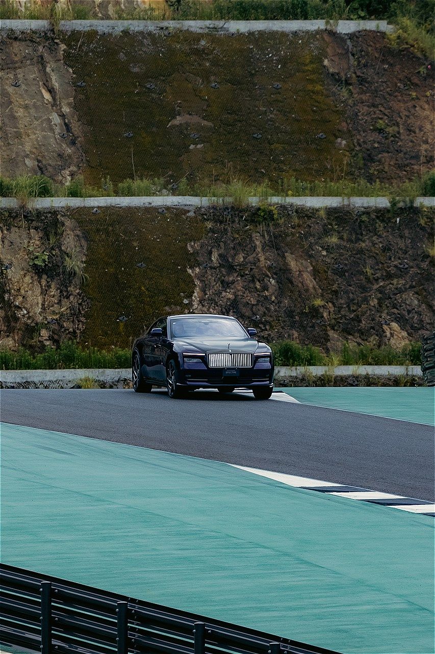 ロールス・ロイス「ブラック・バッジ・スペクター」（写真：ロールス・ロイス・モーター・カーズ）