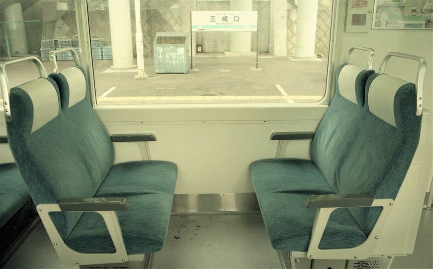 4人掛けの固定式クロスシート（写真：京急電鉄提供）