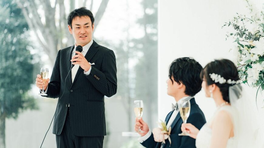 カンニングペーパーを見ながらスピーチをするのは避けたいところです（写真：buritora／PIXTA）