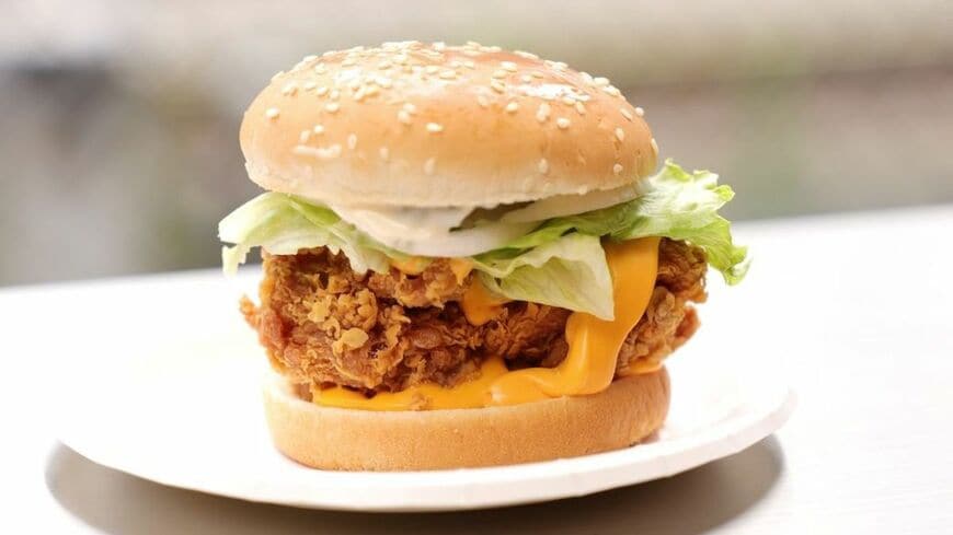 チーズサイバーガー。濃いチーズの風味を最大化したチェダーチーズソースを使用しているとのことで、かなり濃厚なチーズ感（撮影：尾形文繁）