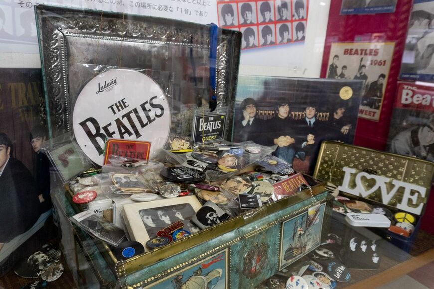 岡本さんが62年間に収集した、圧巻のビートルズコレクションのほんの一部。2万点を随時入れ替えて展示している（写真：筆者撮影）