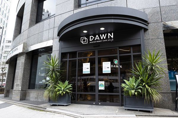 「分身ロボットカフェDAWN ver.β」。社会実験の場として2021年6月にオープンした。なお、2023年4月15日〜30日は改装工事のため一時休業（撮影：今井康一）