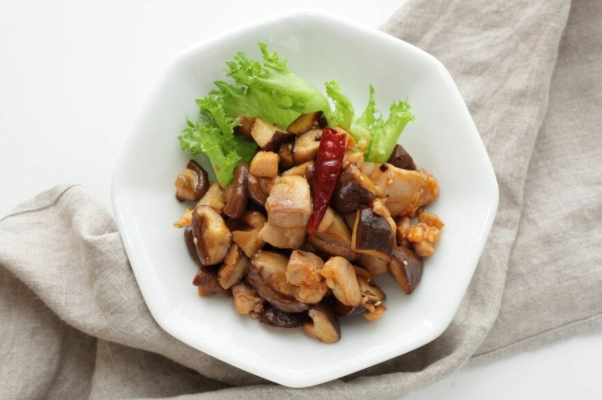 鶏肉とシイタケの唐辛子炒め（写真：jEss／PIXTA）