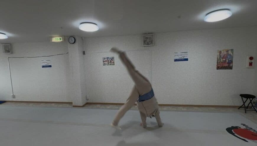 12年ぶりに側転で回る筆者その2（写真：バク転パーソナル教室木更津店）