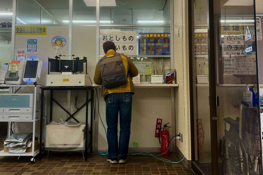 遺失物窓口で来意を告げる筆者（写真：筆者撮影）